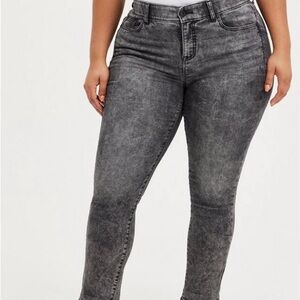 Torrid Bombshell Straight Jeans – Size 16 Regular – Super Soft Grey